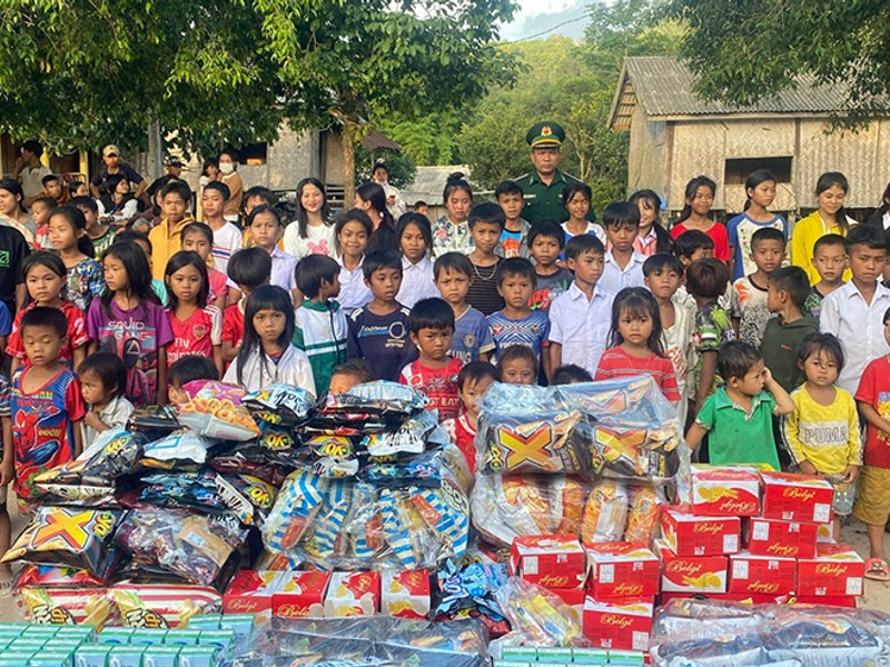 Phụ huynh hướng dẫn con cái về an toàn trực tuyến