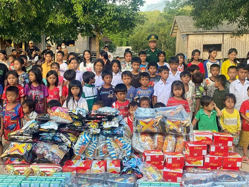 Phụ huynh hướng dẫn con cái về an toàn trực tuyến