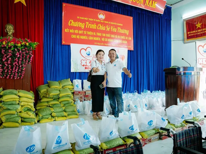 Hình ảnh tượng trưng cho sự hỗ trợ từ bên ngoài, một bàn tay chìa ra cho một người đang gặp khó khăn, biểu thị cộng đồng hỗ trợ cờ bạc có trách nhiệm