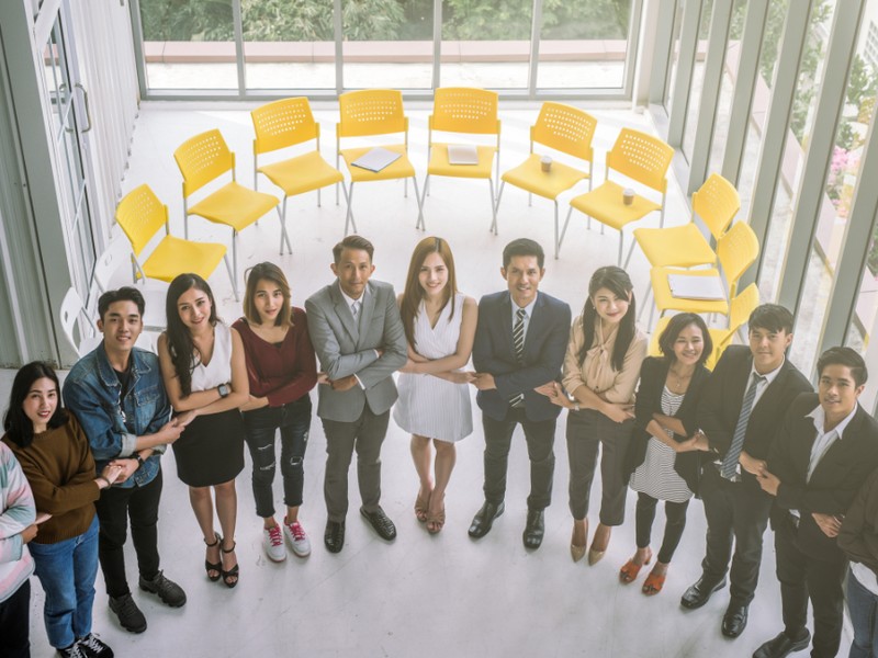 Người đàn ông đang quản lý ngân sách cá cược trên máy tính bảng